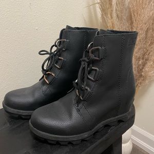 Sorel youth Joan of Arctic wedge size 5.